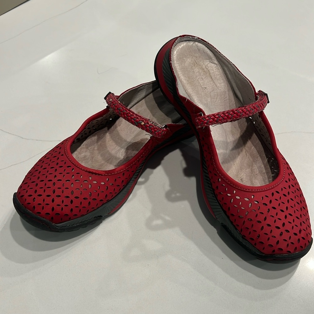 JAMBU Bailey Red Mary Jane Mule Size 8.5